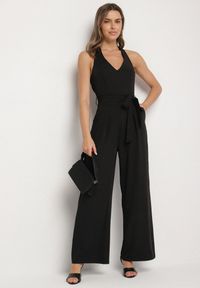 Born2be - Czarny Taliowany Kombinezon z Paskiem Wiązaniem i Odkrytymi Plecami Malurea. Okazja: na co dzień, na imprezę. Kolor: czarny. Materiał: jeans. Sezon: lato. Styl: casual #4