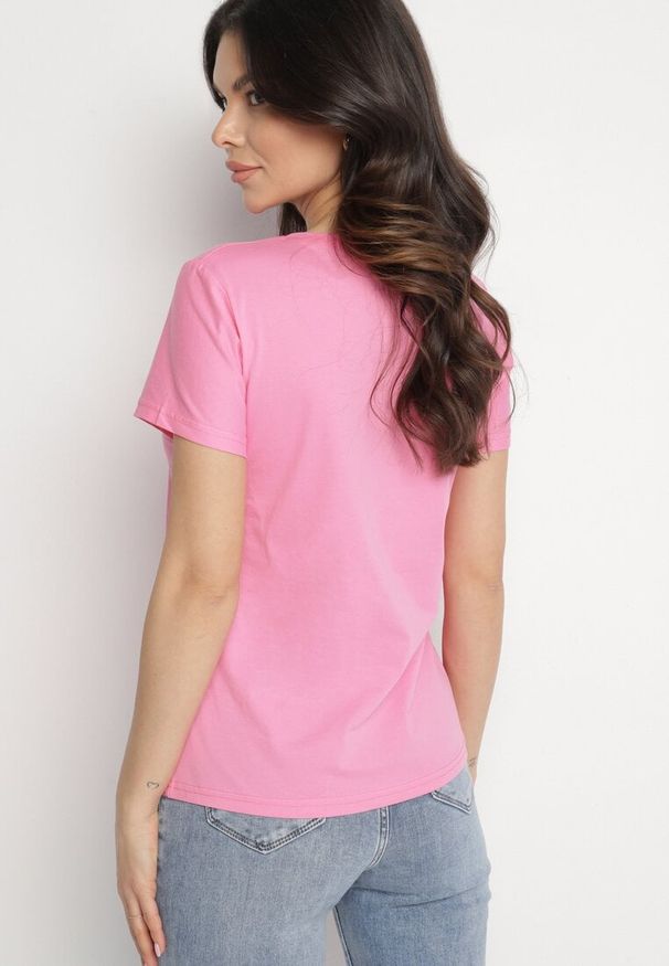 Born2be - Różowy Bawełniany T-shirt z Ozdobnym Napisem Virretis. Okazja: na co dzień. Kolor: różowy. Materiał: bawełna. Wzór: napisy. Styl: klasyczny, casual