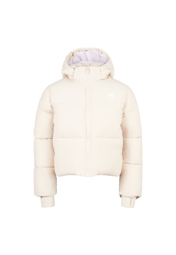 Kurtka dziecięca New Balance LAKG0230BIS – beżowa. Typ kołnierza: kaptur. Kolor: beżowy. Materiał: bawełna, poliester, puch, syntetyk. Wzór: aplikacja. Styl: młodzieżowy