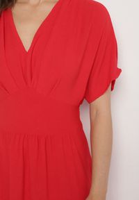 Born2be - Czerwona Rozkloszowana Sukienka z Gumką w Talii i Dekoltem w Serek Iffara. Okazja: na co dzień, do pracy, na spotkanie biznesowe. Typ kołnierza: dekolt w serek. Kolor: czerwony. Styl: biznesowy, casual #4