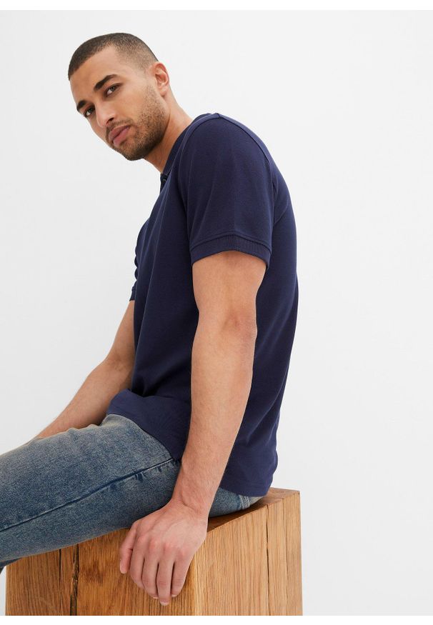 bonprix - Shirt polo pique z czystej bawełny organicznej. Typ kołnierza: polo. Kolor: niebieski. Materiał: bawełna. Długość rękawa: krótki rękaw. Długość: krótkie