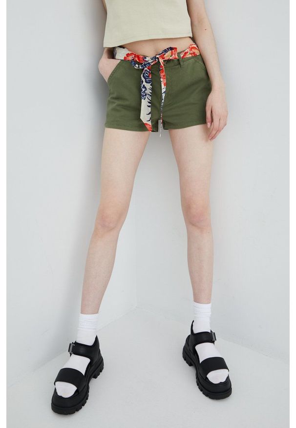 Superdry szorty damskie kolor zielony gładkie medium waist. Okazja: na co dzień. Kolor: zielony. Materiał: bawełna, tkanina. Wzór: gładki. Styl: casual
