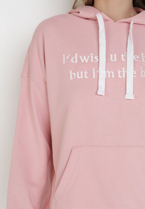 Born2be - Jasnoróżowa Bluza Corradenah. Okazja: na co dzień. Typ kołnierza: kaptur. Kolor: różowy. Wzór: napisy, haft. Styl: casual, klasyczny