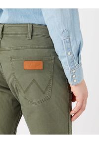 Wrangler - WRANGLER GREENSBORO MĘSKIE SPODNIE JEANSOWE MILITARE GREEN W15Q71G40. Okazja: na spotkanie biznesowe, na co dzień. Stan: obniżony. Styl: sportowy, casual, elegancki, biznesowy