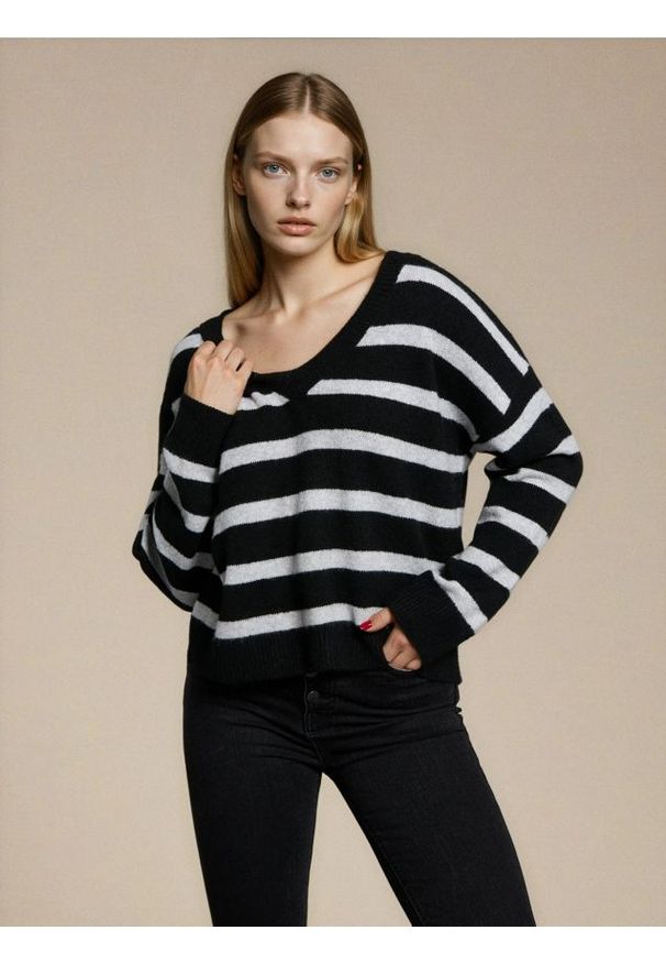 Sinsay - Sweter w paski z dekoltem V - czarny. Kolor: czarny. Wzór: paski