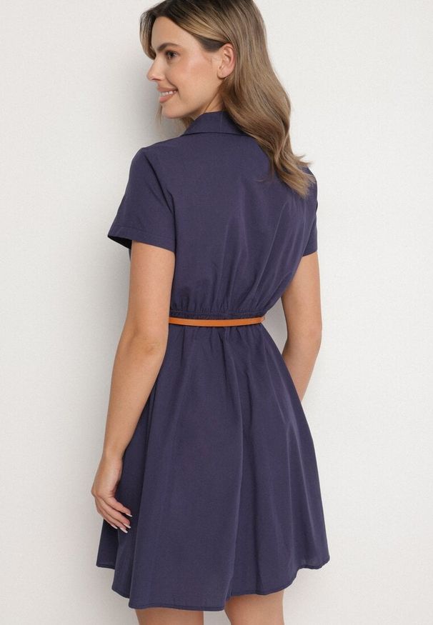 Born2be - Granatowa Bawełniana Sukienka Koszulowa z Paseczkiem Wenilise. Okazja: na co dzień. Typ kołnierza: dekolt w kształcie V. Kolor: niebieski. Materiał: bawełna. Długość rękawa: krótki rękaw. Sezon: wiosna, lato. Typ sukienki: koszulowe. Styl: casual, elegancki, klasyczny