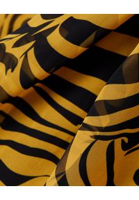 JOANNA MUZYK - Sukienka w zebrę Katrina. Kolor: czarny. Materiał: tkanina, wiskoza. Wzór: motyw zwierzęcy. Typ sukienki: asymetryczne, kopertowe, z odkrytymi ramionami #2