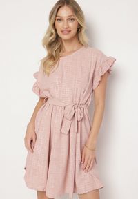 Born2be - Ciemnoróżowa Sukienka Ozdobiona Falbankami i Paskiem Izulira. Typ kołnierza: kołnierz z falbankami. Kolor: różowy. Wzór: aplikacja. Styl: elegancki #3