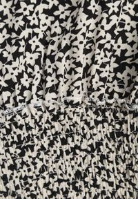 Born2be - Czarny Kombinezon Aedinna. Kolor: czarny. Materiał: wiskoza, tkanina, jeans. Długość rękawa: krótki rękaw. Długość: krótkie. Wzór: kwiaty #3