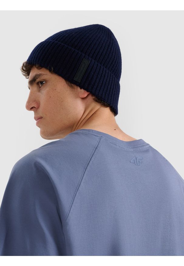4f - 4F Czapka beanie wełniana męska - granatowa M. Kolor: niebieski. Materiał: wełna. Sezon: zima. Styl: klasyczny, casual, elegancki