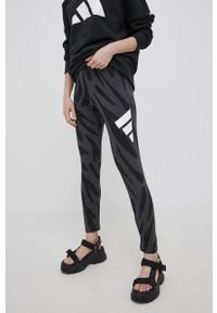 adidas Performance legginsy H67085 damskie kolor czarny wzorzyste. Kolor: czarny. Materiał: materiał, dzianina #1