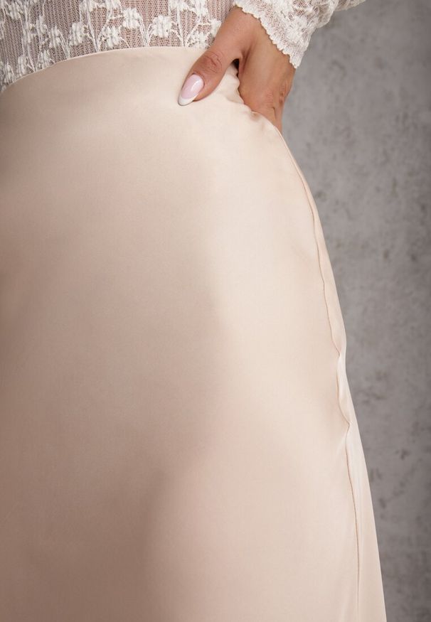 Renee - Beżowa Koktajlowa Spódnica z Satyny o Rozkloszowanym Kroju Zinnivira. Kolor: beżowy. Materiał: satyna. Styl: wizytowy