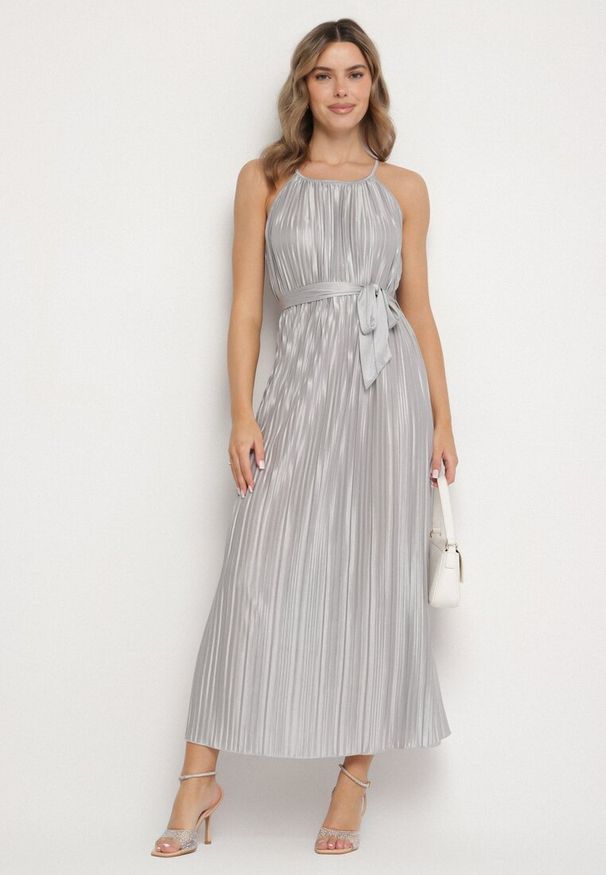 Born2be - Szara Plisowana Sukienka na Cienkich Ramiączkach Wiązana w Talii Virsea. Okazja: na studniówkę, na ślub cywilny, na wesele. Kolor: szary. Długość rękawa: na ramiączkach. Styl: klasyczny
