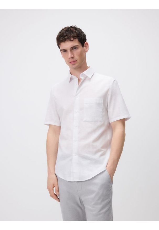 Reserved - Koszula regular z dodatkiem lnu - biały. Kolor: biały. Materiał: len