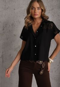 Renee - Czarna Wiskozowa Koszula z Krótkim Rękawem Zdobiona Koronkowymi Wstawkami Phiniche. Okazja: na imprezę. Kolor: czarny. Materiał: wiskoza, koronka. Długość rękawa: krótki rękaw. Długość: krótkie. Wzór: aplikacja. Sezon: lato. Styl: elegancki #2