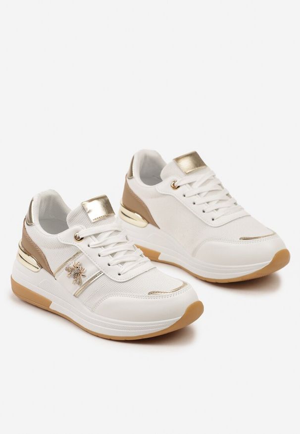 Renee - Biało-Złote Sneakersy za Kostkę z Imitacji Skóry na Koturnie z Aplikacją i Sznurowaniem Faelena. Okazja: na co dzień. Nosek buta: okrągły. Zapięcie: sznurówki. Kolor: biały. Wzór: aplikacja. Wysokość cholewki: za kostkę. Materiał: skóra. Sezon: lato. Obcas: na koturnie. Wysokość obcasa: średni
