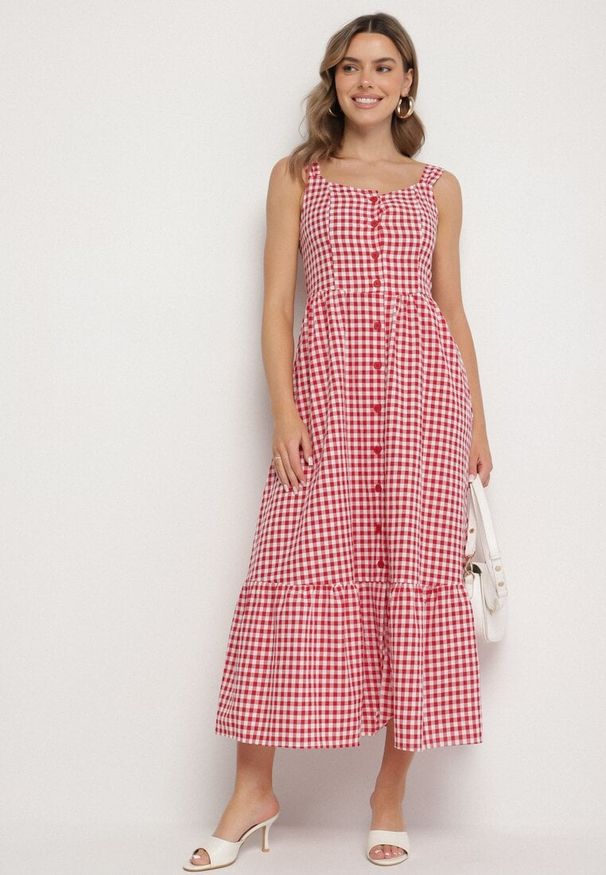 Born2be - Czerwona Sukienka w Drobną Kratkę Ozdobiona Guzikami Lenimme. Okazja: na co dzień. Kolor: czerwony. Długość rękawa: na ramiączkach. Wzór: kratka, aplikacja. Styl: elegancki, casual, vintage