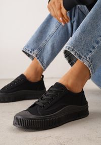 Born2be - Czarne Basicowe Trampki z Podeszwą ze Żłobieniami Laurinatea. Okazja: na co dzień. Kolor: czarny. Materiał: jeans. Styl: casual, elegancki, klasyczny #4