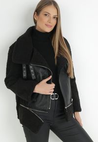 Born2be - Czarna Kurtka Biker z Imitacji Skóry i Kożuszka Zadesy. Okazja: na co dzień. Kolor: czarny. Materiał: skóra. Wzór: aplikacja. Styl: klasyczny, casual, elegancki #1