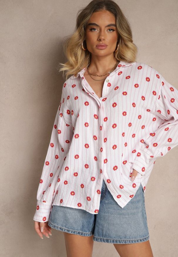 Renee - Różowo-Czerwona Koszula z Bawełny w Prążki Zdobiona Kwiatowym Wzorem Apiola. Okazja: na co dzień. Kolor: różowy. Materiał: bawełna. Długość rękawa: długi rękaw. Długość: długie. Wzór: kwiaty, prążki, aplikacja. Styl: klasyczny, casual, elegancki