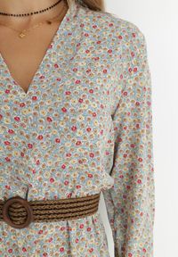 Born2be - Jasnoniebieska Sukienka Ampissa. Typ kołnierza: kołnierz z falbankami. Kolor: niebieski. Wzór: nadruk, aplikacja, kwiaty. Styl: klasyczny. Długość: midi #6