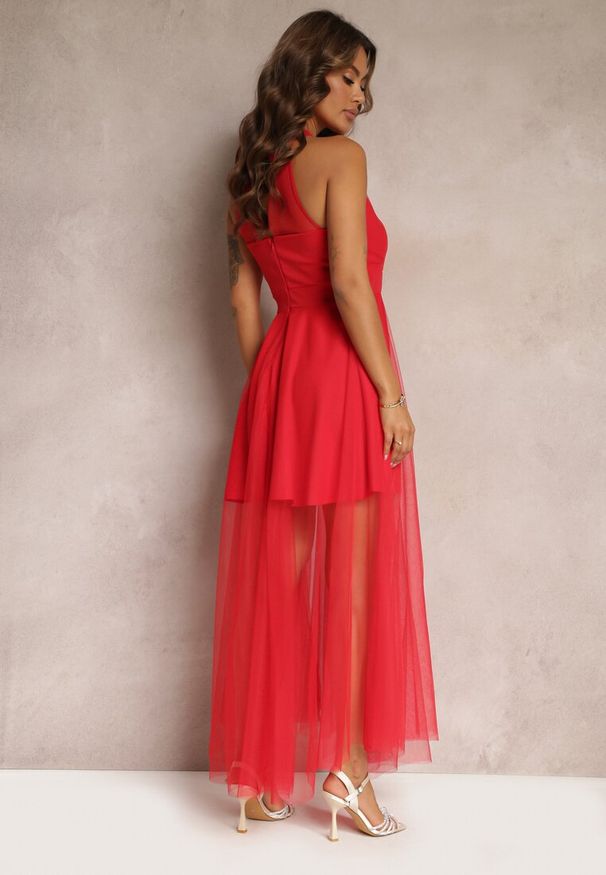 Renee - Czerwona Maxi Sukienka o Rozkloszowanym Fasonie z Długim Tiulem i Ozdobnymi Cyrkoniami Amorah. Kolor: czerwony. Materiał: tiul. Wzór: aplikacja. Styl: elegancki. Długość: maxi