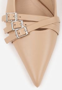 Born2be - Beżowe Czółenka ze Szpiczastym Noskiem na Obcasie Typu Kaczuszka Ozdobione Klamrami Asinelle. Okazja: na spotkanie biznesowe. Nosek buta: szpiczasty. Zapięcie: klamry. Kolor: beżowy. Wzór: aplikacja. Obcas: na obcasie. Styl: biznesowy, elegancki. Wysokość obcasa: średni #8