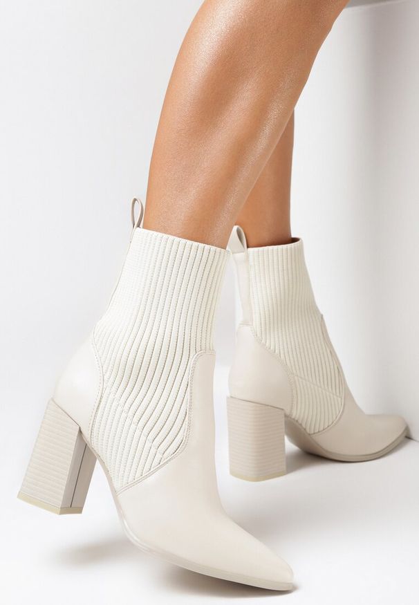 Born2be - Beżowe Botki Jilleane. Nosek buta: szpiczasty. Zapięcie: bez zapięcia. Kolor: beżowy. Materiał: prążkowany, materiał. Szerokość cholewki: normalna. Wzór: gładki. Obcas: na słupku. Styl: elegancki