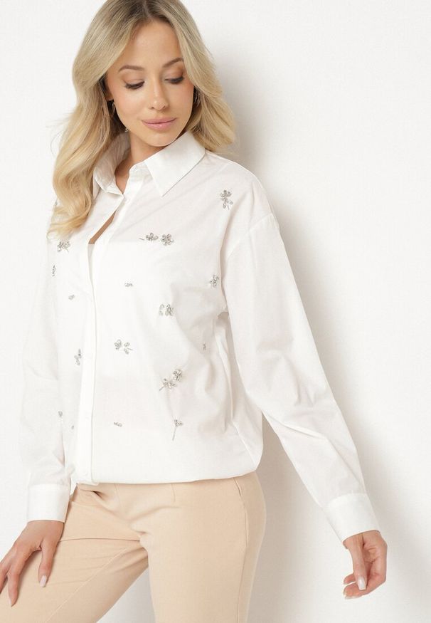 Born2be - Biała Koszula z Bawełny Ozdobiona Naszywkami Katiema. Okazja: na co dzień. Kolor: biały. Materiał: bawełna. Wzór: aplikacja. Styl: casual