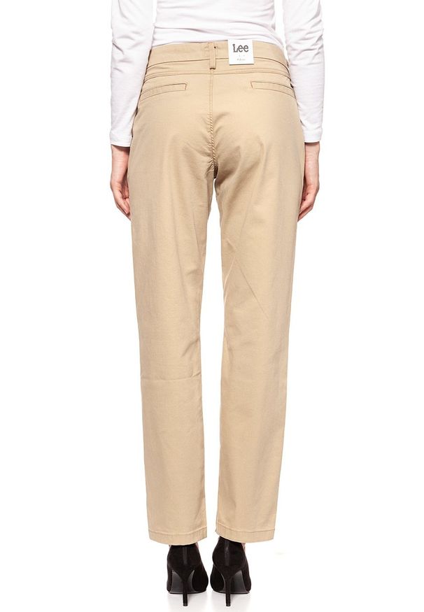 Lee - SPODNIE LEE DAMSKIE CHINO RELAXED L31MGK65. Materiał: materiał. Wzór: aplikacja
