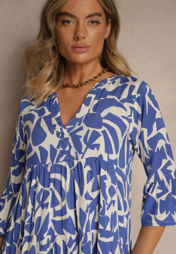 Renee - Niebieska Sukienka z Wiskozy o Rozkloszowanym Kroju w Abstrakcyjny Wzór Lirese. Okazja: na co dzień. Kolor: niebieski. Materiał: wiskoza. Styl: elegancki, casual