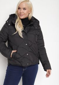 Born2be - Czarna Pikowana Kurtka z Kieszeniami i Kapturem z Możliwością Odpięcia Nikigala. Okazja: na spacer, na co dzień. Kolekcja: plus size. Kolor: czarny. Materiał: jeans, materiał. Styl: casual, elegancki #1