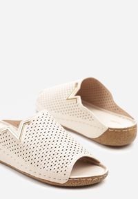 Born2be - Beżowe Klapki Vices z Perforowaną Cholewką Sarianae. Okazja: na co dzień. Kolor: beżowy. Styl: elegancki, casual #3