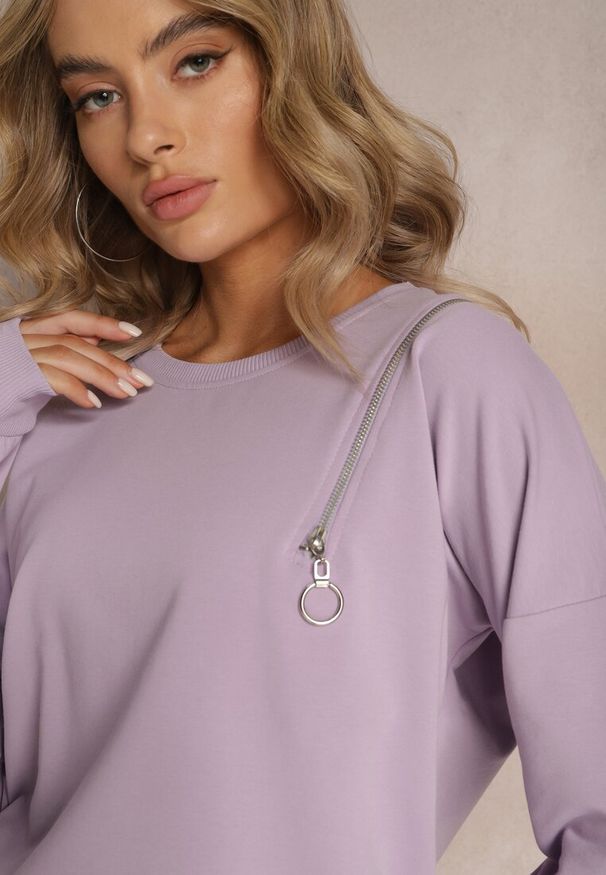 Renee - Jasnofioletowa Bluza z Okrągłym Dekoltem i Ozdobnym Suwakiem Saren. Okazja: na co dzień. Kolor: fioletowy. Materiał: bawełna. Wzór: aplikacja. Styl: klasyczny, casual