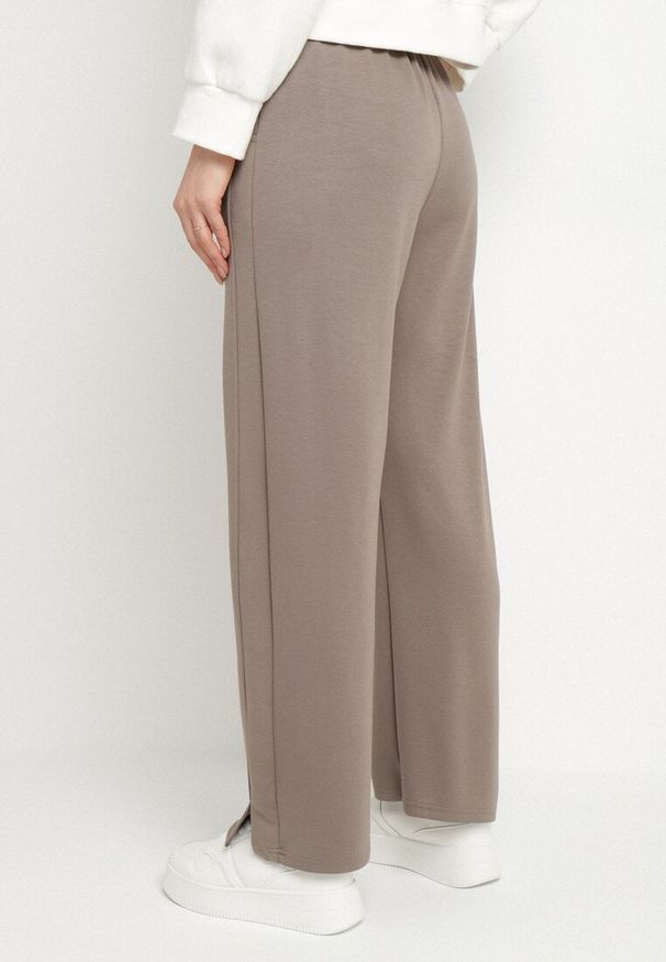 Born2be - Brązowe Dresowe Spodnie o Szerokim Kroju z Wysokim Stanem ze Sznurkiem Zaliona. Stan: podwyższony. Kolor: brązowy. Materiał: dresówka. Styl: sportowy, elegancki, klasyczny