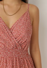 Born2be - Czerwona Sukienka Agalena. Typ kołnierza: dekolt kopertowy. Kolor: czerwony, różowy. Materiał: bawełna. Długość rękawa: na ramiączkach. Typ sukienki: kopertowe. Długość: mini #6