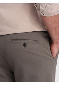 Ombre Clothing - Klasyczne spodnie męskie chino z delikatną teksturą - ciemnobeżowe V1 OM-PACP-0188 - XXL. Kolor: beżowy. Materiał: materiał, bawełna, poliester. Styl: klasyczny #5