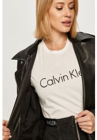Calvin Klein Jeans - Ramoneska. Typ kołnierza: bez kaptura. Kolor: czarny. Materiał: bawełna, poliester, materiał, skóra #7