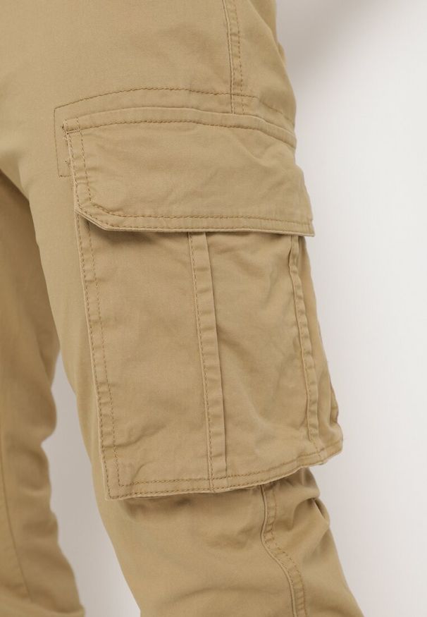 Born2be - Beżowe Spodnie Bojówki z Szerokimi Kieszeniami Cargo Tennarim. Kolor: beżowy