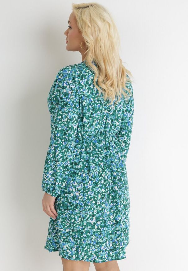 Born2be - Zielona Kopertowa Sukienka Midi w Kwiaty z Gumką w Pasie i Głębokim Dekoltem Donata. Okazja: na co dzień. Typ kołnierza: dekolt w serek. Kolekcja: plus size. Kolor: zielony. Wzór: kwiaty. Typ sukienki: kopertowe. Długość rękawa: długi rękaw. Sezon: wiosna, jesień. Styl: casual, klasyczny. Długość: midi