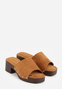 Born2be - Jasnobrązowe Klapki Drewniaki na Słupku Zdobione Nitami Hilencja. Okazja: na co dzień. Kolor: brązowy. Materiał: zamsz, len. Wzór: aplikacja. Obcas: na słupku. Styl: casual, boho #4