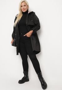 Born2be - Czarna Kurtka Taliowana Daiellea. Okazja: na co dzień, na spacer. Kolekcja: plus size. Kolor: czarny. Materiał: jeans. Styl: casual, elegancki #2