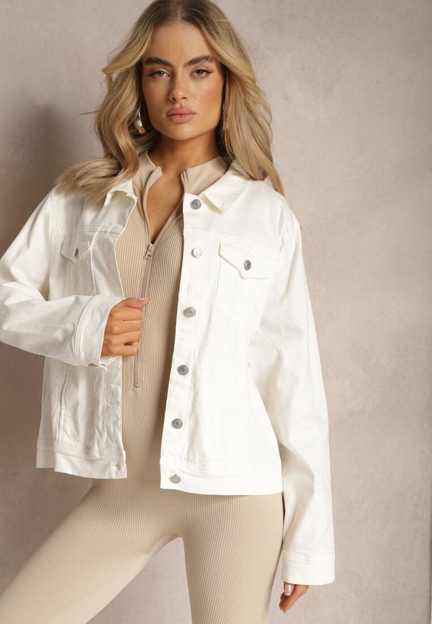 Renee - Biała Jeansowa Kurtka z Bawełny z Metalicznym Guzikami Urielati. Kolor: biały. Materiał: jeans, bawełna. Wzór: aplikacja. Styl: rockowy