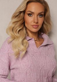 Renee - Fioletowy Sweter z Dekoltem w Serek i Ozdobnym Splotem Travissa. Typ kołnierza: dekolt w serek. Kolor: fioletowy. Wzór: ze splotem. Styl: elegancki