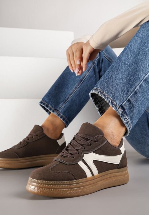 Born2be - Brązowe Sneakersy w Stylu Tenisówek z Paskami Wiatalle. Okazja: na co dzień, na spacer. Zapięcie: pasek. Kolor: brązowy. Materiał: jeans. Sport: turystyka piesza
