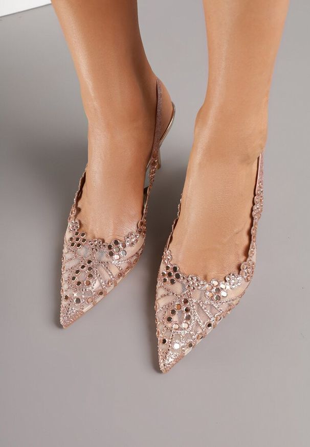 Renee - Szampańskie Sandały na Szpilce Slingback z Ażurową Cholewką Latilena. Okazja: na co dzień, na spotkanie biznesowe. Nosek buta: szpiczasty. Zapięcie: sprzączka. Kolor: złoty. Wzór: ażurowy. Sezon: lato. Obcas: na szpilce. Styl: biznesowy, casual, elegancki