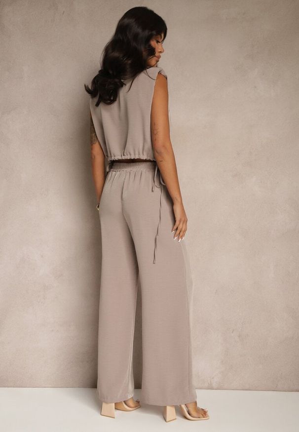 Renee - Jasnobrązowy Komplet Spodnie o Szerokim Kroju i Kopertowa Bluzka ze Ściągaczem Reavilora. Kolor: brązowy. Wzór: kwiaty