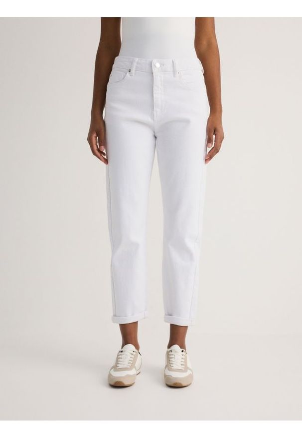 Reserved - Jeansy boyfriend slim - biały. Kolor: biały