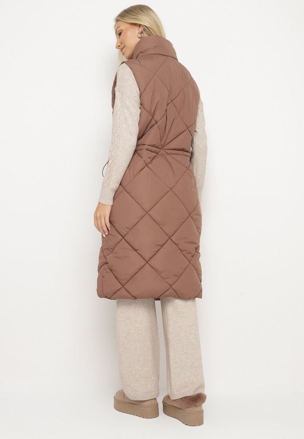 Born2be - Ciemnobrązowa Pikowana Kamizelka o Długim Kroju ze Stójką i Kieszeniami Avatheia. Okazja: na co dzień. Typ kołnierza: kołnierzyk stójkowy. Kolor: brązowy. Materiał: jeans. Długość: długie. Wzór: aplikacja. Styl: klasyczny, casual, elegancki