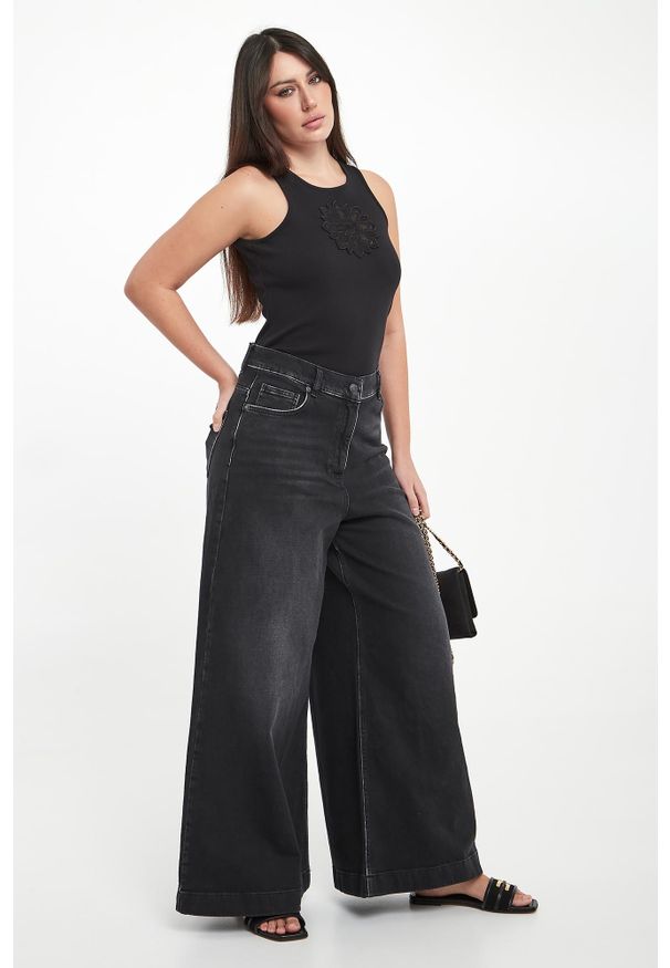 Twinset Milano - Top damski prążkowany z haftem TWINSET. Materiał: prążkowany. Wzór: haft